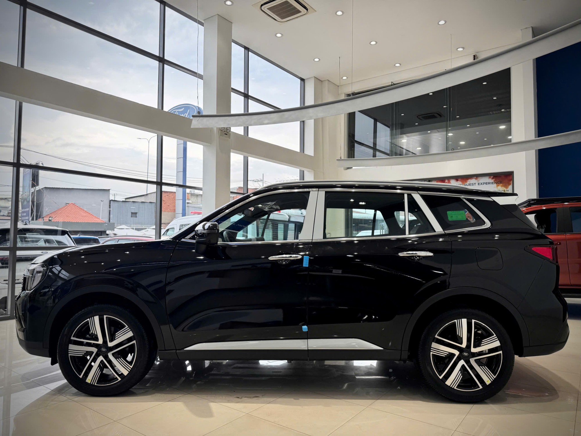 hông xe ford territory titanium x màu đen